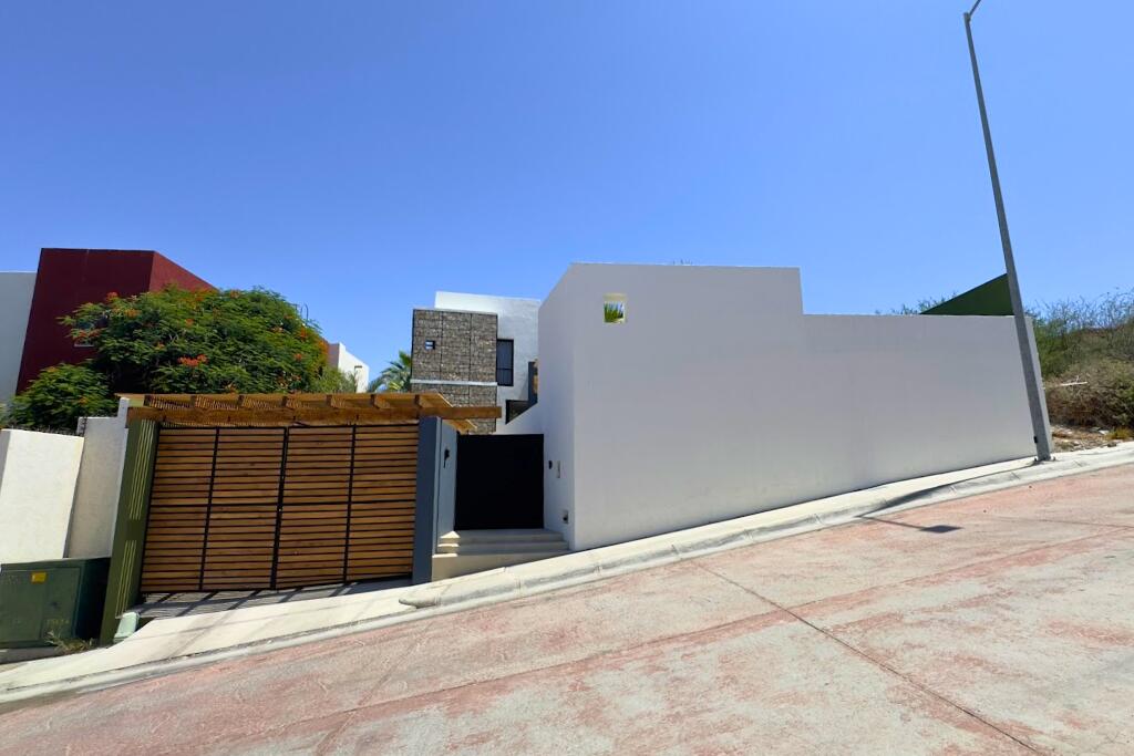 Cabo San Lucas Magisterial Malvarrosa 5A & 5BEnglish: This duplex property is strategically located in one of the fastest-growing residential sectors of San JosΓ© del Cabo. Sold together as one deeded property, both apartments offer strong rental income potential in an area where monthly rents range from approximately MXN for sale