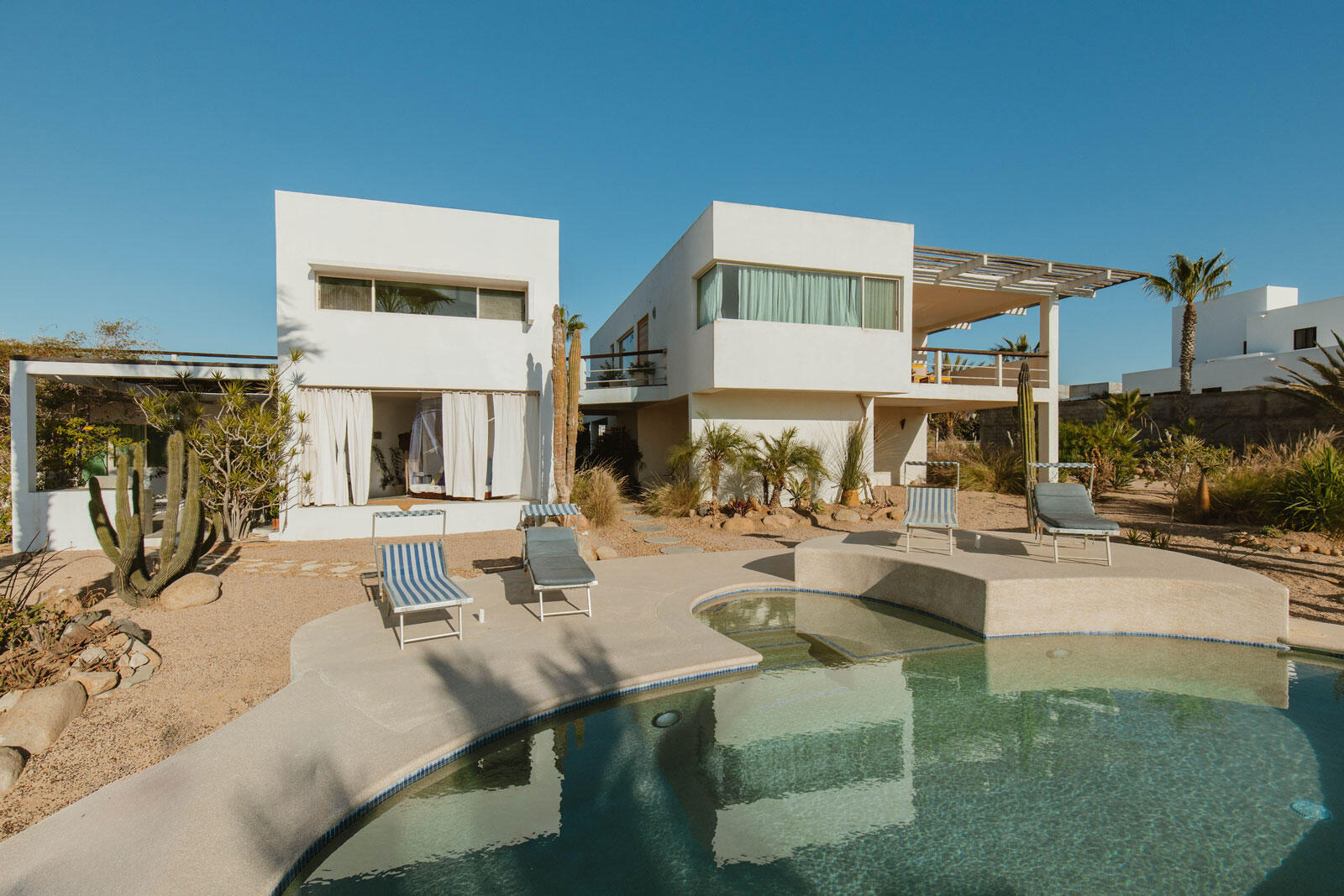 Cabo San Lucas Magisterial Malvarrosa 5A & 5BEnglish: This duplex property is strategically located in one of the fastest-growing residential sectors of San JosΓ© del Cabo. Sold together as one deeded property, both apartments offer strong rental income potential in an area where monthly rents range from approximately MXN for sale