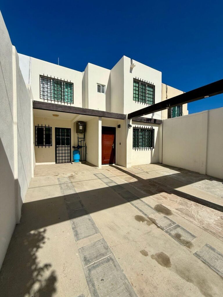 Cabo San Lucas Misiones De Santa Fe CASA EN VENTA - EXCELENTE DISTRIBUCIÓNCasa de 2 niveles, ideal para vivir cómodamente y con espacios bien aprovechados.Características:• 3 habitaciones• 2.5 baños• Cocina integral• Área de sala-comedor• Ventiladores de techo• Cisterna con sistema hidroneumático• Bodega amplia en el patioFormas de pago:Crédito INFONAVIT y ContadoExcelente opción para vivienda familiar o inversión.Agenda tu cita y conócela. – PRIVADA SAN JORGE, Cabo San Lucas, BS