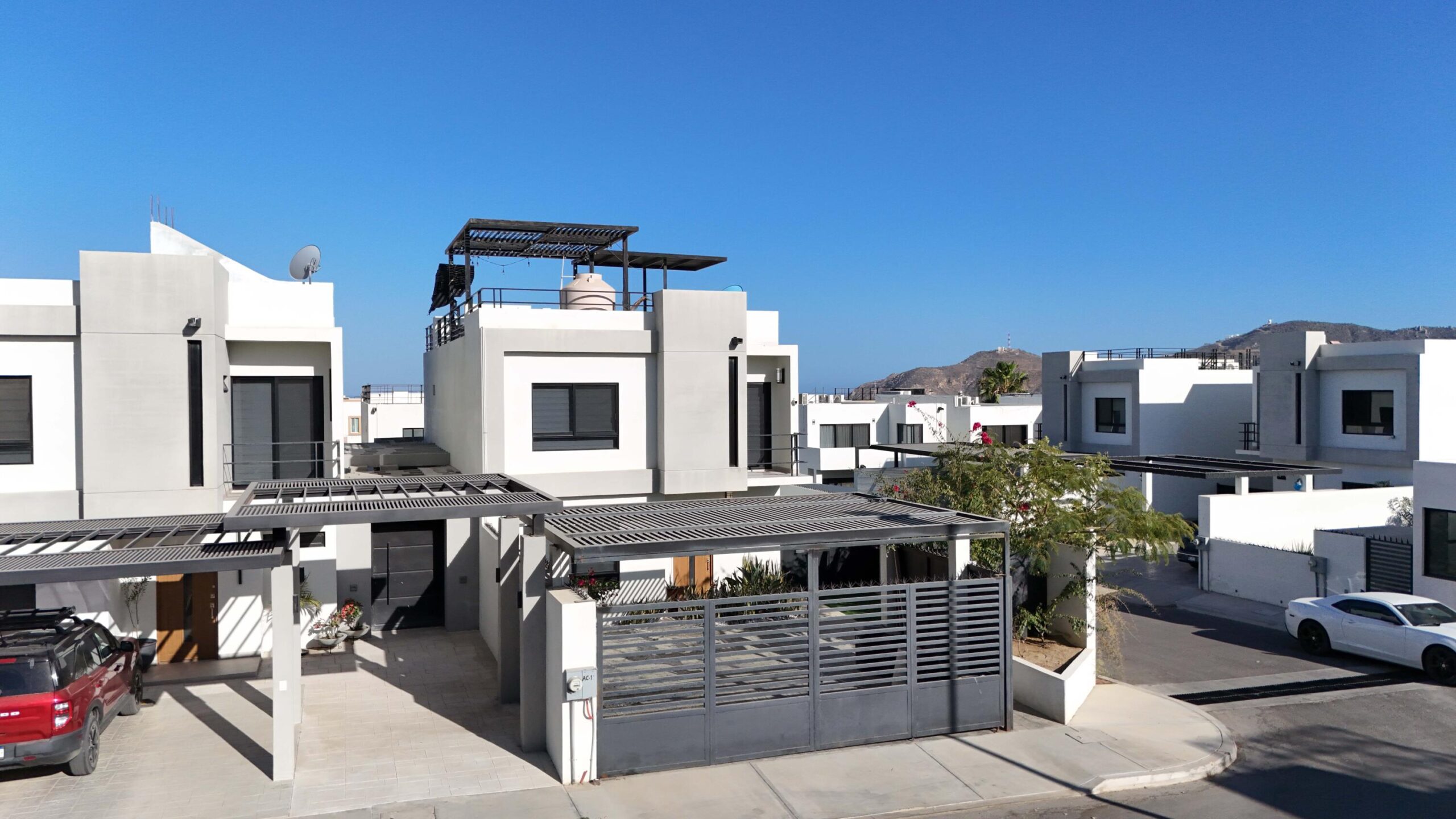 Cabo San Lucas Terranova Beautiful turnkey two-story corner home located in the gated community of Terranova Residencial. The main level offers an inviting living and dining area, a kitchen with granite countertops and pantry. Also a flex room ideal as a guest bedroom or home office.The second level features three bedrooms, including a spacious primary suite with walk-in closet, bathtub, and double vanity, plus two additional bedrooms connected by a Jack-and-Jill bathroom.Enjoy a private backyard with an 80 m² garden, swimming pool, and BBQ area, perfect for entertaining. The rooftop terrace with pergola and BBQ area offers beautiful sunset – Terranova Residencial, Cabo San Lucas, BS