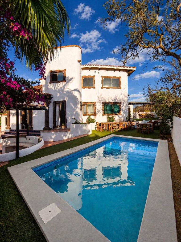 Cabo San Lucas Miramar Casa en Venta | Fraccionamiento Miramar Imagina despertar cada mañana en una zona residencial tranquila, rodeada de áreas verdes, con árboles que brindan sombra natural desde la entrada... y a solo minutos de las playas del Pacífico y del prestigioso Residencial Quivira Golf ClubLa casa integra un sistema Alexa Smart Home que te permite controlar luces, aires acondicionados, música y más con solo tu voz, tecnología de hogar inteligente pensada para el confort diario. Además, cuenta con una cava de vinos privada, y lo mejor, cuenta con Paneles Solares que generan todos los días y pagas casi nada de energía electrica!Esta es tu oportunidad de adquirir un hogar familiar completo en una de las zonas con mayor plusvalía y crecimiento de Cabo San LucasPracticamente lis – Privada Zarcero, Cabo San Lucas, BS
